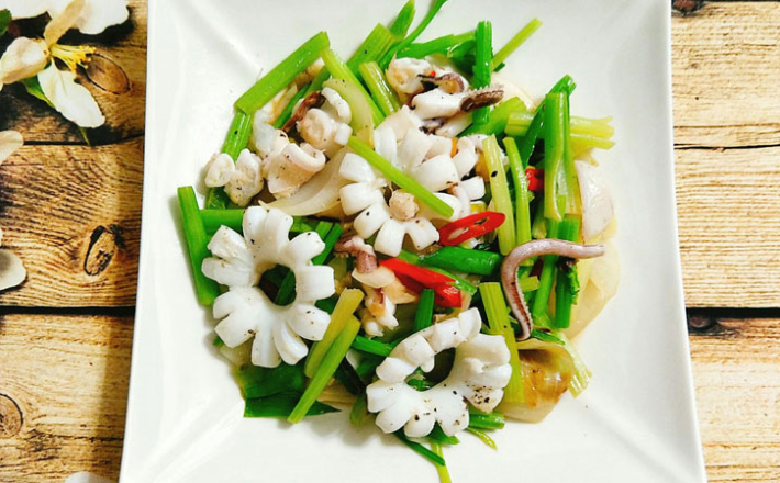 MỰC XÀO HÀNH CẦN
